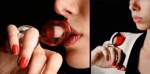 手指上的紅酒杯