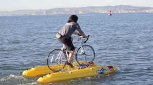 騎車水上漂