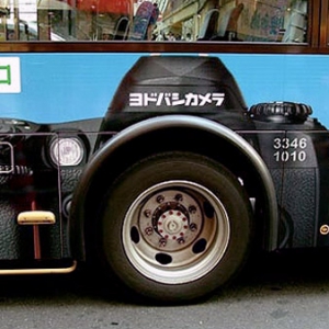 五花八門的公交車廣告